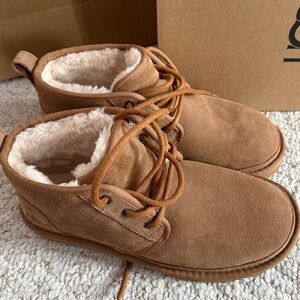 Cozy UGG original Tan Suede Ankle Boots! Never worn it! Size 8